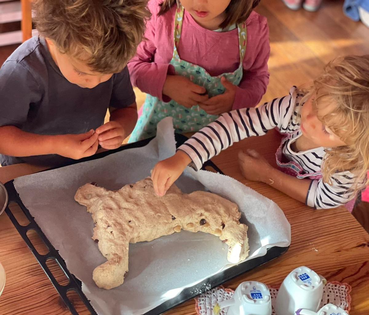 Crianças a preparar e decorar uma massa de pão